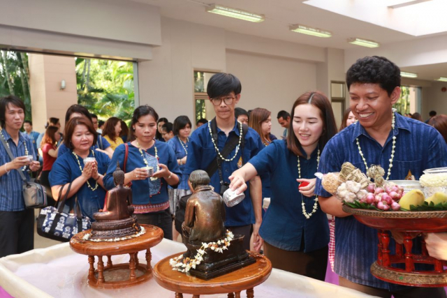 ผู้เข้าร่วมพิธีสรงน้ำพระเจ้าล้านทองเฉลิมพระเกียรติฯ และพระรูปสมเด็จพระศรีนครินทราบรมราชชนนีบริเวณโถงทางเข้าหอประชุมสมเด็จย่า