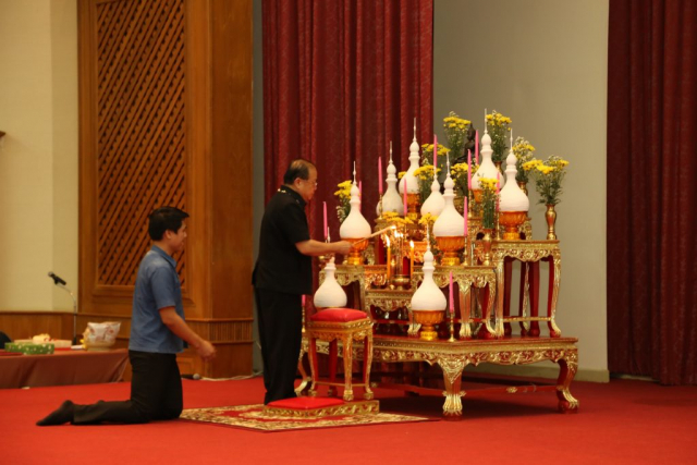 รศ.ดร.วันชัย ศิริชนะ อธิการบดี จุดธูปเทียนบูชาพระรัตนตรัย