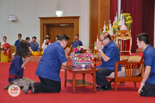 นายเกรียงกมล สมแสง ผู้อำนวยการโรงเรียนห้วยพลูพิทยา มอบของดำหัวอธิการบดี