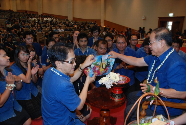 หน่วยงานภายในของมหาวิทยาลัย มอบของดำหัวอธิการบดี