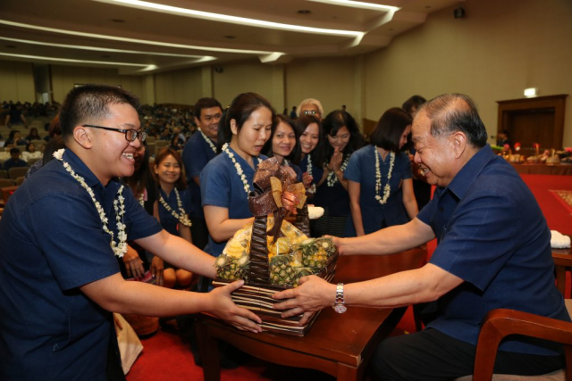 หน่วยงานภายในของมหาวิทยาลัย มอบของดำหัวอธิการบดี