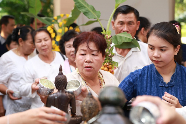 ผู้เข้าร่วมพิธีสรงน้ำพระเจ้าล้านทองเฉลิมพระเกียรติฯ และพระรูปสมเด็จพระศรีนครินทราบรมราชชนนีบริเวณโถงทางเข้าหอประชุมสมเด็จย่า