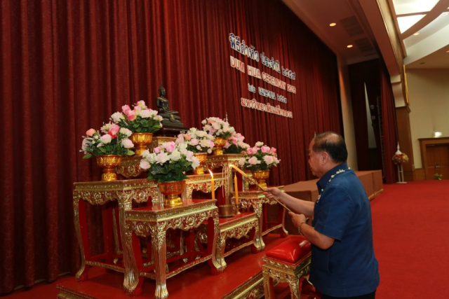 รศ.ดร.วันชัย ศิริชนะ อธิการบดี จุดธูปเทียนบูชาพระรัตนตรัย