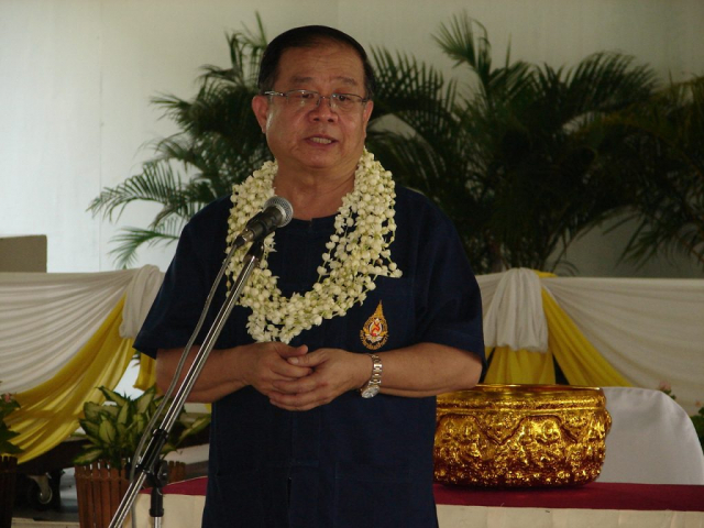 รศ.ดร.วันชัย ศิริชนะ อธิการบดีให้พรผู้เข้าร่วมงานเนื่องในวันสงกรานต์