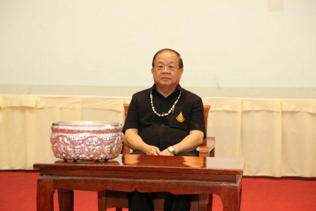 รศ.ดร.วันชัย ศิริชนะ อธิการบดี นั่งเก้าอี้ที่จัดไว้บนเวที