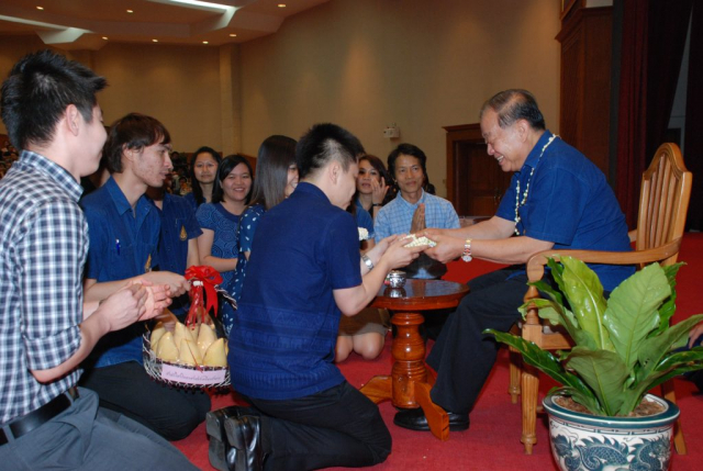 หน่วยงานภายในของมหาวิทยาลัย มอบของดำหัวอธิการบดี