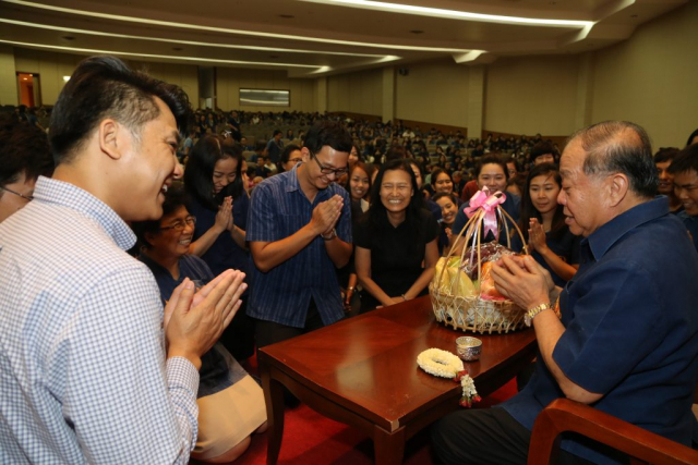 หน่วยงานภายในของมหาวิทยาลัย มอบของดำหัวอธิการบดี
