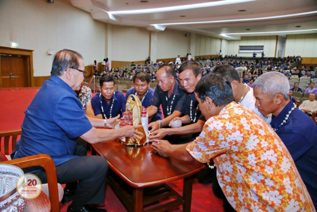 นายบุญรัตน์ เรือนคำ ชมรมรถสองแถวหน้ามหาวิทยาลัยแม่ฟ้าหลวง มอบของดำหัวอธิการบดี