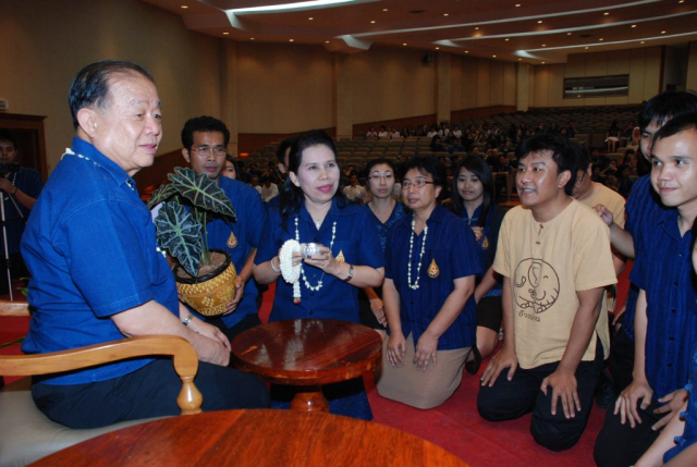 หน่วยงานภายในของมหาวิทยาลัย มอบของดำหัวอธิการบดี
