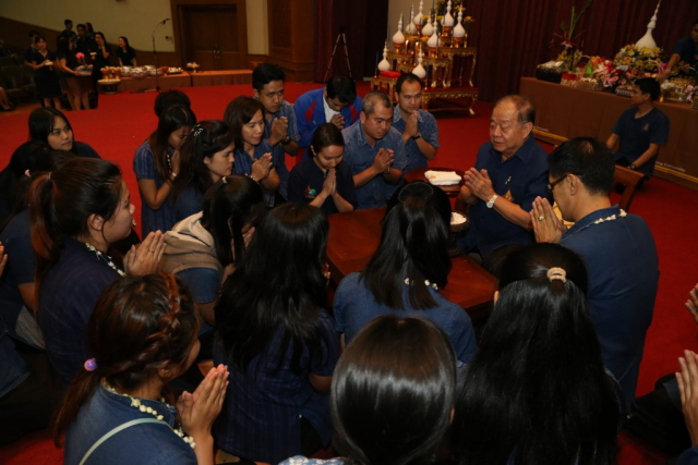 หน่วยงานภายในของมหาวิทยาลัย มอบของดำหัวอธิการบดี