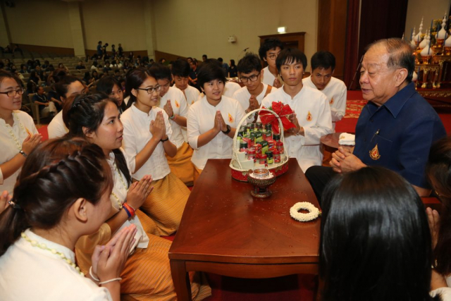 ตัวแทนนักศึกษา มอบของดำหัวอธิการบดี