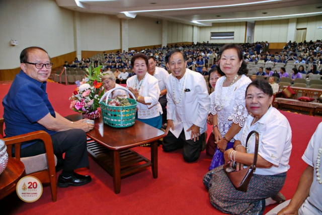 นางบุญชื่น สิทธิวงศ์ ประธานวัฒนธรรมเฉลิมราษฎร์แม่ข้าวต้ม มอบของดำหัวอธิการบดี