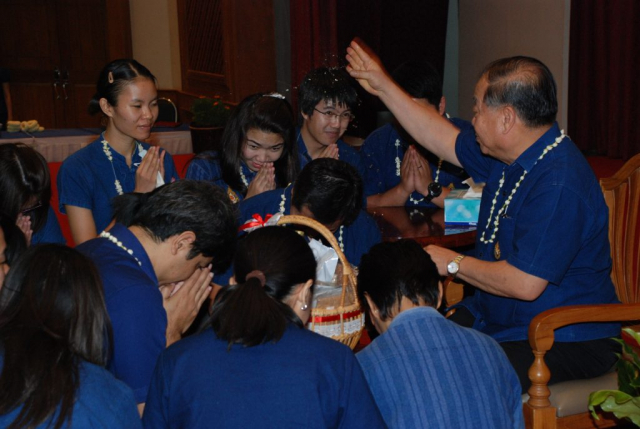 หน่วยงานภายในของมหาวิทยาลัย มอบของดำหัวอธิการบดี