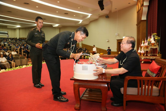 หัวหน้าส่วนราชการ มอบของดำหัวอธิการบดี