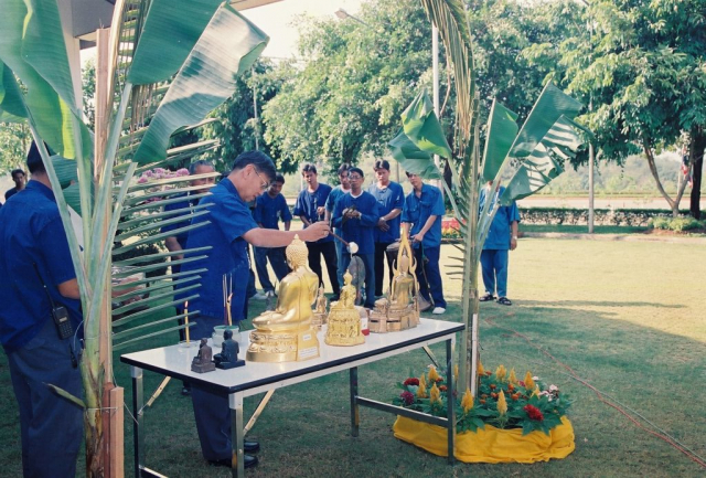 ผู้บริหารมหาวิทยาลัยแม่ฟ้าหลวง สรงน้ำพระพุทธรูป