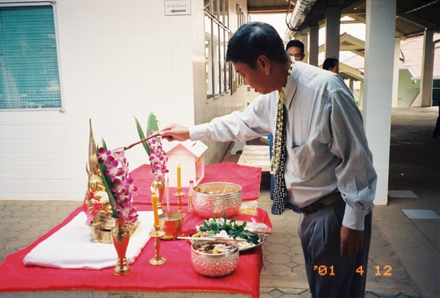 ผู้บริหารมหาวิทยาลัยร่วมสรงน้ำพระพุทธรูป