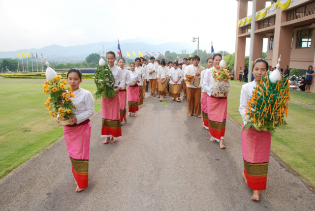 ขบวนแห่เครื่องราชสักการะ และน้ำขมิ้นส้มป่อย ไปยังพระราชานุสาวรีย์สมเด็จพระศรีนครินทราบรมราชชนนี