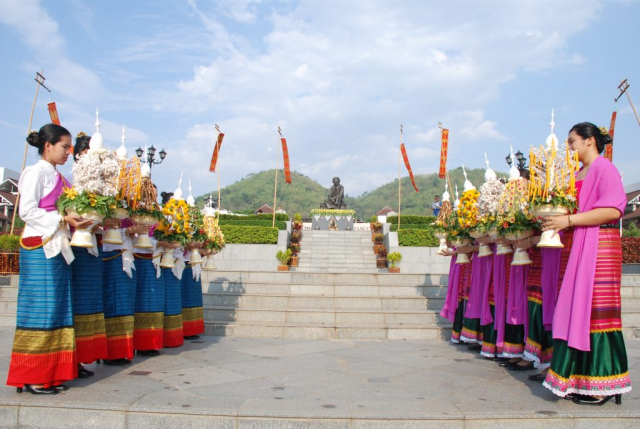 ขบวนเครื่องสักการะและน้ำขมิ้นส้มป่อย ถึง ณ ลานพระราชานุสาวรีย์สมเด็จพระศรีนครินทราบรมราชชนนี