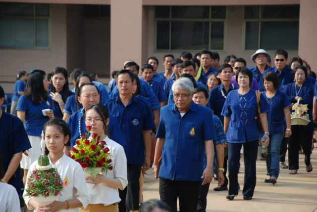 ขบวนเครื่องสักการะและน้ำขมิ้นส้มป่อย ถึง ณ ลานพระราชานุสาวรีย์สมเด็จพระศรีนครินทราบรมราชชนนี