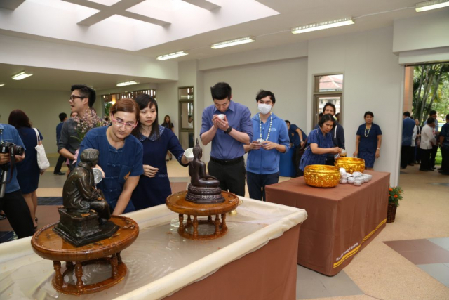 ผู้เข้าร่วมพิธีสรงน้ำพระเจ้าล้านทองเฉลิมพระเกียรติฯ และพระรูปสมเด็จพระศรีนครินทราบรมราชชนนีบริเวณโถงทางเข้าหอประชุมสมเด็จย่า