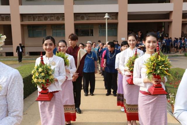ขบวนแห่เครื่องสักการะและน้ำขมิ้นส้มป่อย ไปยังพระราชานุสาวรีย์สมเด็จพระศรีนครินทราบรมราชชนนี