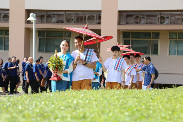 ขบวนแห่เครื่องสักการะและน้ำขมิ้นส้มป่อย ไปยังพระราชานุสาวรีย์สมเด็จพระศรีนครินทราบรมราชชนนี