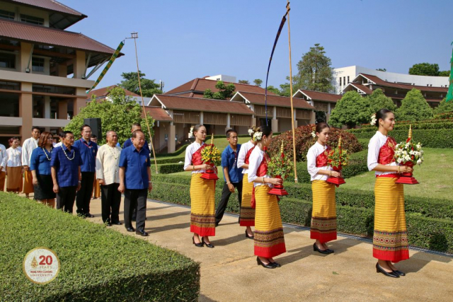 ขบวนแห่เครื่องสักการะและน้ำขมิ้นส้มป่อย ไปยังพระราชานุสาวรีย์สมเด็จพระศรีนครินทราบรมราชชนนี