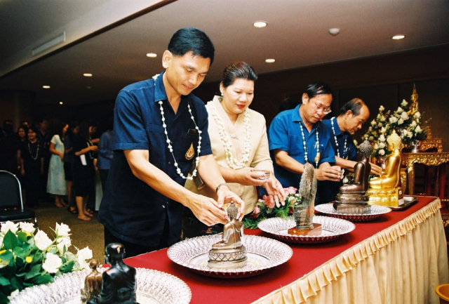 พนักงานมหาวิทยาลัยแม่ฟ้าหลวง สรงน้ำพระพุทธรูป