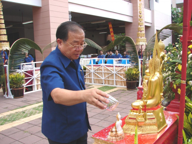 รศ.ดร.วันชัย ศิริชนะ อธิการบดีมหาวิทยาลัยแม่ฟ้าหลวง สรงน้ำพระพุทธรูป