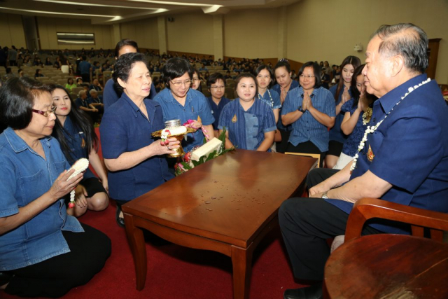 หน่วยงานภายในของมหาวิทยาลัย มอบของดำหัวอธิการบดี