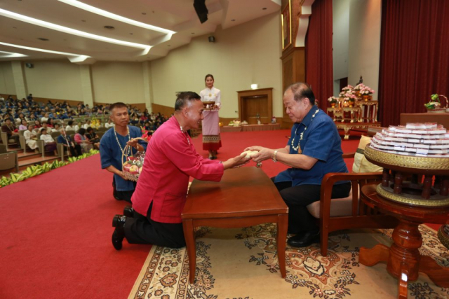 หัวหน้าส่วนราชการ มอบของดำหัวอธิการบดี