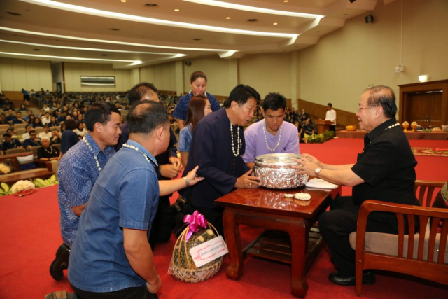 หัวหน้าส่วนราชการ มอบของดำหัวอธิการบดี