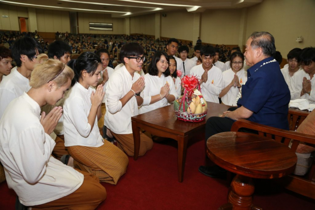 ตัวแทนนักศึกษา มอบของดำหัวอธิการบดี