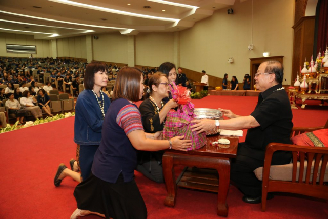 คณะหน่วยงานภายนอก มอบของดำหัวอธิการบดี