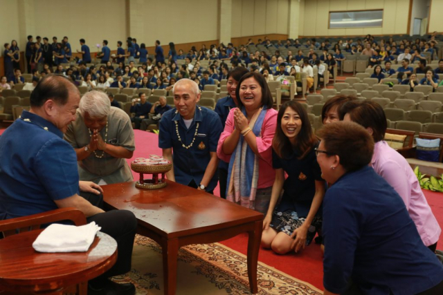 คณะผู้บริหารมหาวิทยาลัยแม่ฟ้าหลวง มอบของดำหัวอธิการบดี