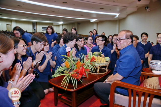 สำนักวิชาศิลปศาสตร์ มอบน้ำขมิ้นส้มป่อยและของดำหัวให้อธิการบดี