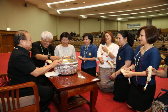 คณะผู้บริหารของมหาวิทยาลัย มอบของดำหัวอธิการบดี