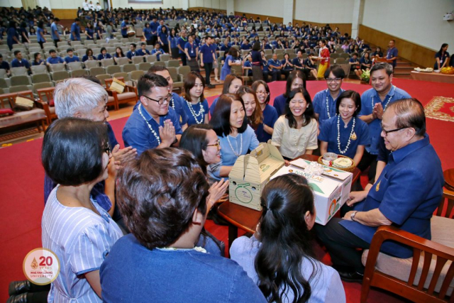 สำนักวิชาอุตสาหกรรมเกษตร มอบน้ำขมิ้นส้มป่อยและของดำหัวให้อธิการบดี