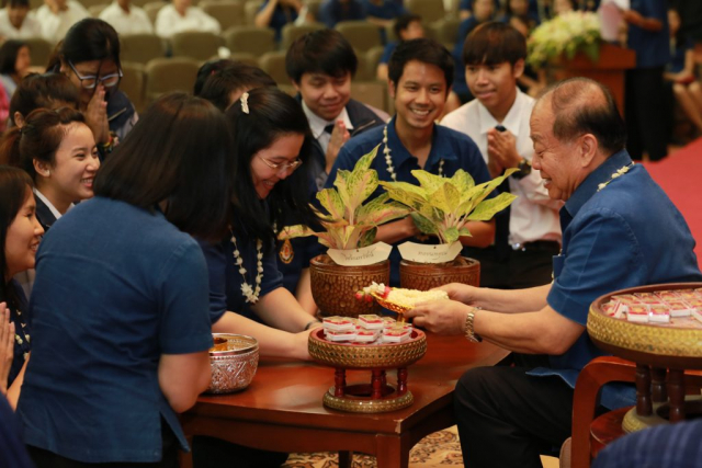 หน่วยงานภายในของมหาวิทยาลัย มอบของดำหัวอธิการบดี