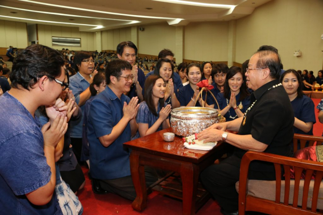 หน่วยงานภายในของมหาวิทยาลัย มอบของดำหัวอธิการบดี