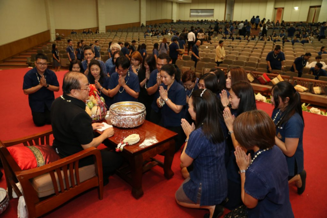 หน่วยงานภายในของมหาวิทยาลัย มอบของดำหัวอธิการบดี