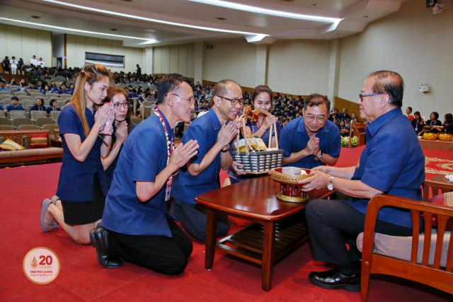สำนักวิชาทันตแพทยศาสตร์ มอบน้ำขมิ้นส้มป่อยและของดำหัวให้อธิการบดี