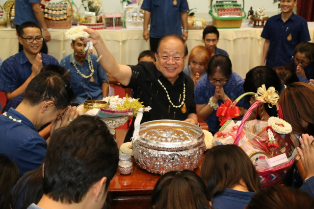 หน่วยงานภายในของมหาวิทยาลัย มอบของดำหัวอธิการบดี