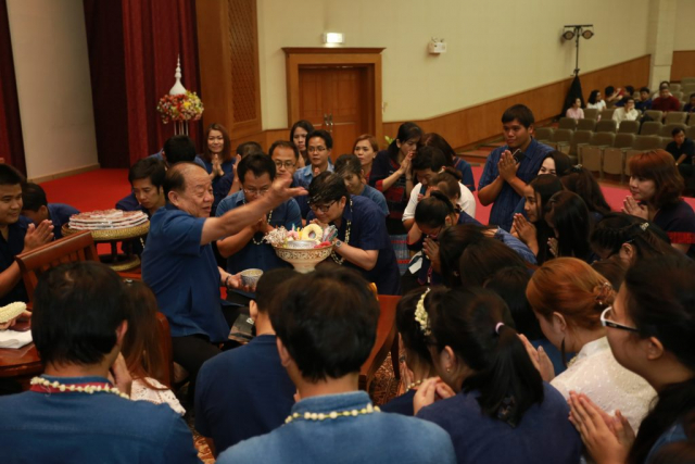หน่วยงานภายในของมหาวิทยาลัย มอบของดำหัวอธิการบดี