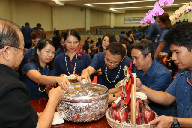 หน่วยงานภายในของมหาวิทยาลัย มอบของดำหัวอธิการบดี
