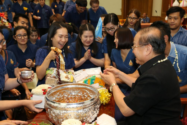 หน่วยงานภายในของมหาวิทยาลัย มอบของดำหัวอธิการบดี