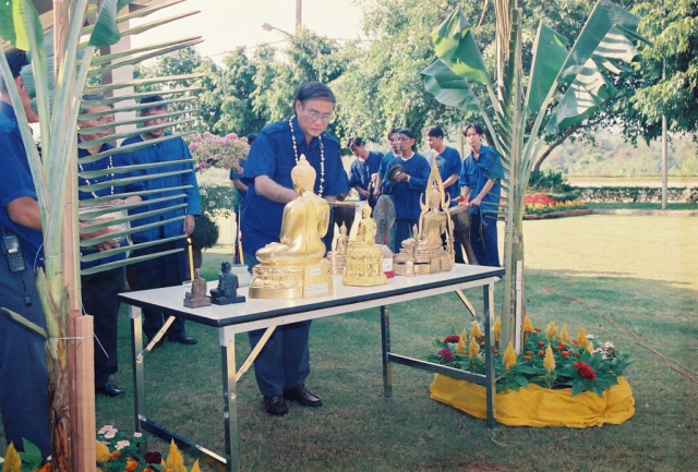 ผู้บริหารมหาวิทยาลัยแม่ฟ้าหลวง สรงน้ำพระพุทธรูป