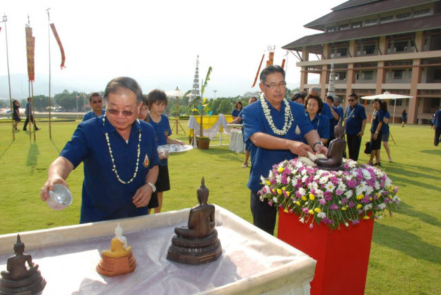 รศ.ดร.วันชัย ศิริชนะ ประธานกรรมการอำนวยการ, รศ.น.สพ.ดร.เทอด เทศประทีป อธิการบดี สรงน้ำพระพุทธรูปพระเจ้าล้านทองเฉลิมพระเกียรติฯ
