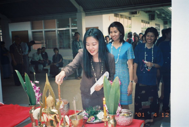 พนักงานร่วมสรงน้ำพระพุทธรูป