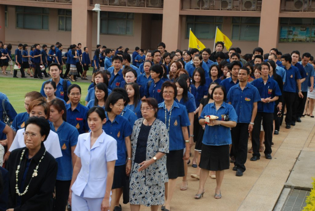 ขบวนแห่เครื่องราชสักการะ และน้ำขมิ้นส้มป่อย ไปยังพระราชานุสาวรีย์สมเด็จพระศรีนครินทราบรมราชชนนี